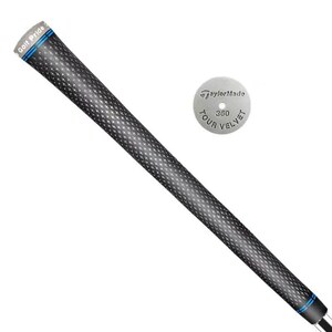 Puede incluir: Un grip de palo de golf Golf Pride negro y gris con un patr&oacute;n de diamantes. El grip tiene detalles en azul y el logo de Golf Pride. Tambi&eacute;n hay un marcador plateado TaylorMade Tour Velvet 360.