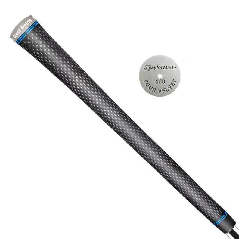 Puede incluir: Un grip de palo de golf Golf Pride negro y gris con un patr&oacute;n de diamantes. El grip tiene detalles en azul y el logo de Golf Pride. Tambi&eacute;n hay un marcador plateado TaylorMade Tour Velvet 360.