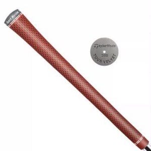 Puede incluir: Un grip de palo de golf rojo y negro con un patr&oacute;n de diamantes. El grip tiene el texto "Golf Pride" y una tapa plateada con el texto "TaylorMade TOUR VELVET 360".