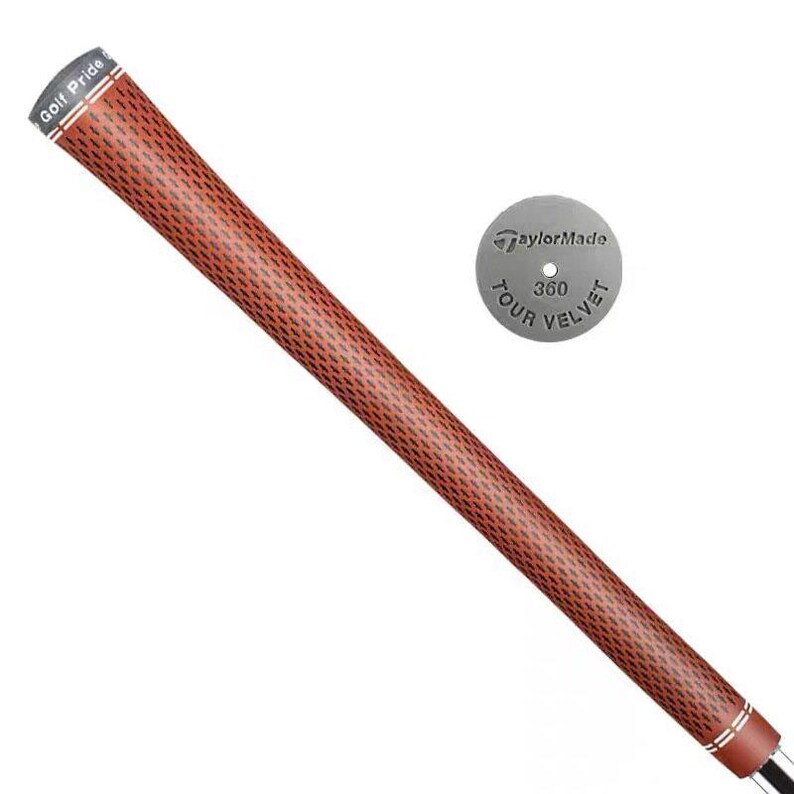 Puede incluir: Un grip de palo de golf marr&oacute;n con una superficie texturizada y el texto "Golf Pride" en blanco. Tambi&eacute;n hay un disco plateado con el texto "TaylorMade 360 Tour Velvet". El grip est&aacute; en diagonal.