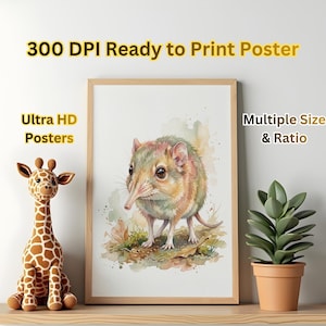 Op de afbeelding: Een ingelijste aquarelprint van een klein dier met een lange neus en een pluizig lichaam in bruin-, groen- en roze tinten. De print is gelabeld met "300 DPI Ready to Print Poster", "Ultra HD Posters" en "Multiple Size & Ratio". Een knuffelgiraf en een potplant staan op de plank.