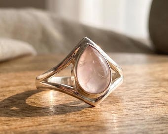 Anello vistoso in argento sterling con quarzo rosa, realizzato a mano, gioiello artigianale con pietre preziose.
