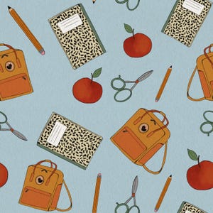 Peut inclure: Un motif répétitif sur fond bleu clair représentant des illustrations de sacs à dos orange, de cahiers à couverture imprimé léopard noir et blanc, de pommes rouges avec des feuilles vertes, de crayons jaunes et de ciseaux en métal gris.