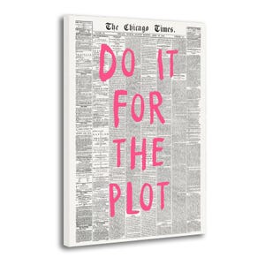 Puede incluir: Impresión en lienzo enmarcada con un fondo de periódico vintage y el texto "DO IT FOR THE PLOT" en letras rosa brillante. El periódico es de The Chicago Times.