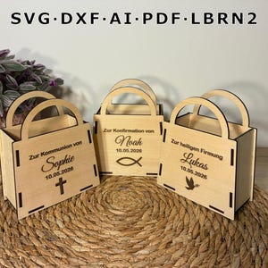 Könnte beinhalten: Drei hölzerne Geschenktüten mit gewölbten Griffen, jede mit einem Namen, Datum und religiösen Symbol graviert. Die Taschen sind aus hellem Holz gefertigt und stehen auf einer gewebten Matte. Der Text "SVG DXF AI PDF LBRN2" steht oben.