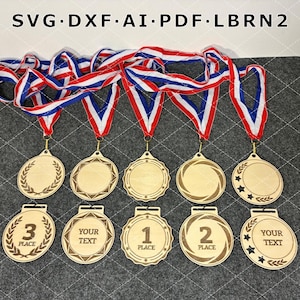 Könnte beinhalten: Zehn kreisförmige Holzmedaillen mit lasergeschnittenen Designs, darunter die Zahlen 1, 2 und 3 sowie Platzhalter für individuellen Text. Fünf Medaillen haben rot-weiß-blaue Streifenbänder. Der Text SVG, DXF, AI, PDF, LBRN2 ist oben abgebildet.