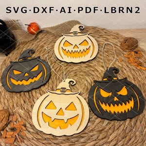 Könnte beinhalten: Vier geschichtete Kürbis-Ornamente aus Holz mit Hexenhüten und geschnitzten Jack-o'-Lantern-Gesichtern in Schwarz und Naturholz mit orangefarbenem Hintergrund. Der Text SVG, DXF, AI, PDF, LBRN2 ist oben im Bild zu sehen.