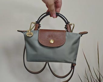 Longchamp-modell Le Pliage miniväska med rem, grå nylonläderdetaljer, perfekt present till henne, brudtärneväska för vardagsbruk