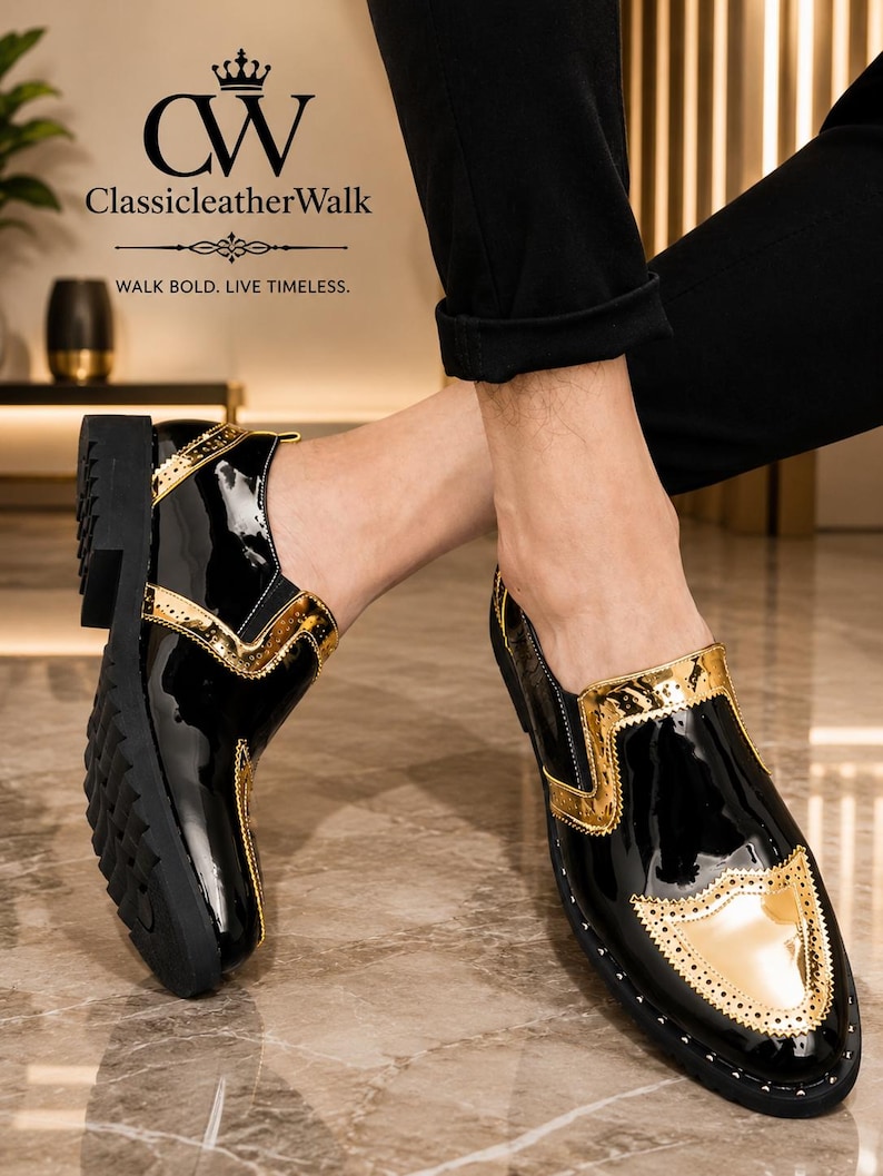 Op de afbeelding: Een paar zwarte lakleren instapschoenen met metallic gouden brogue-stijl accenten op de neus en zijpanelen. De schoenen hebben een dikke zwarte profielzool en een glanzende afwerking. Het logo CW ClassicleatherWalk is duidelijk zichtbaar.