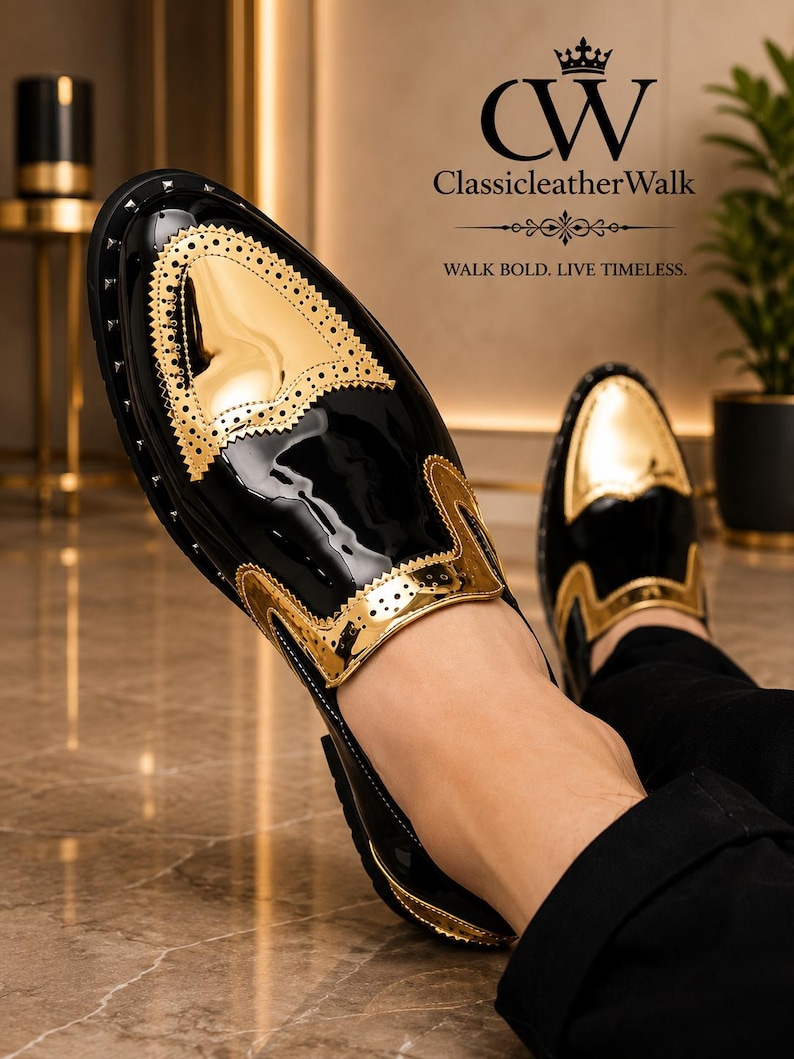 Op de afbeelding: Een zwarte en gouden lakleren loafer met brogue-details op de neus en zijpanelen. De schoen heeft een glanzende metallic gouden afwerking op de neus en kraag, gecombineerd met zwart lakleer. Tekst: CW ClassicleatherWalk.