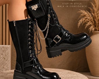 Schwarze, wadenhohe Bikerstiefel für Damen, Gothic-Stiefel mit Schnallenkette, klobige Plateau-Motorradstiefel, Punk-Grunge-Reitstiefel, Mini-Taschen-Detail