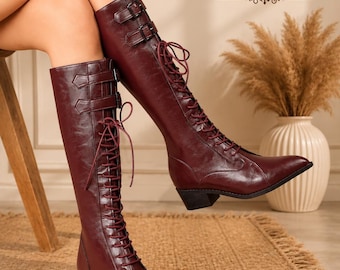 Damen-Reitstiefel mit Schnürung | Stiefeletten mit Blockabsatz in Weinrot | Motorradstiefel mit spitzer Zehenpartie | Modische Stiefel mit Schnallenriemen für Herbst und Winter