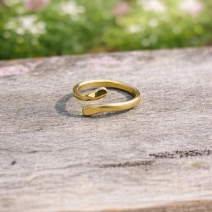 Minimalist Wave Open Ring, Gold Adjustable Wrap Ring, Modern Fluid Curve Ring, Dainty Stackable Knuckle Ring, Elegant Simple Jewelry Gift