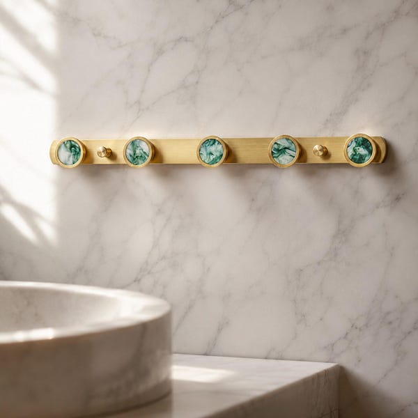 Toallero de latón con soporte de pared de mármol verde para baño.