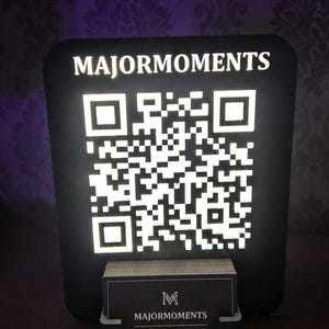Individueller beleuchteter QR-Code Aufsteller mit und ohne Visitenkartenhalter – modern, einzigartig