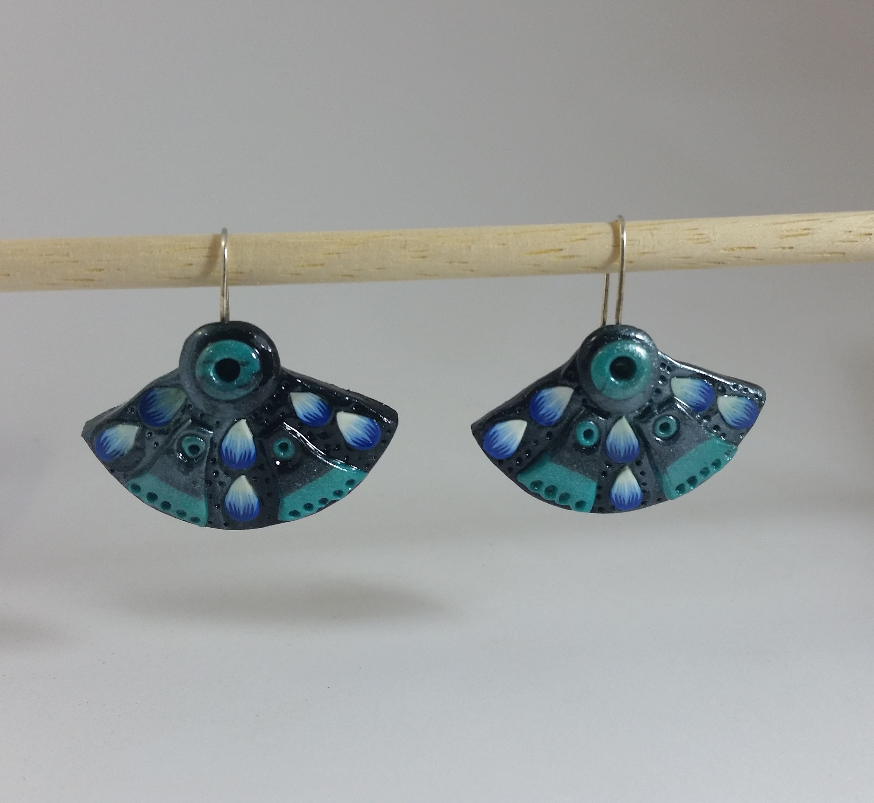 Pendientes De Gancho De Pescado De Mariposa Con Cuentas De Oro