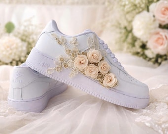 Elfenbein Spitze Braut Sneakers, Blumen Hochzeit Low Top Schuhe, personalisierte Braut Sneakers, L_16