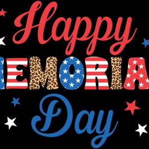 Puede incluir: Diseño gráfico sobre fondo negro con la inscripción "Happy Memorial Day" en rojo y azul. La palabra "Memorial" está en una fuente patriótica con estrellas y rayas y estampado de leopardo. Estrellas rojas, blancas y azules rodean el texto.