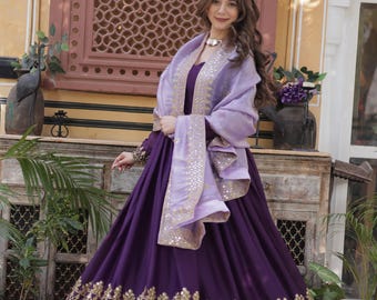 Lila besticktes Anarkali Kleid mit Lavendel Dupatta | Hochzeit Lehenga, Indianer Outfit