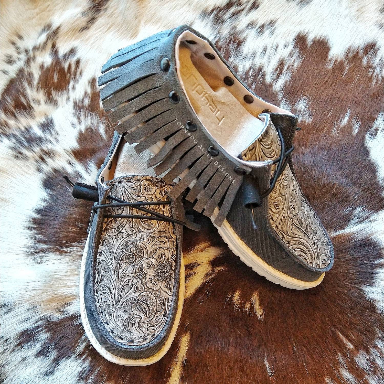 Size 5 Hey Dudes W/ LV 