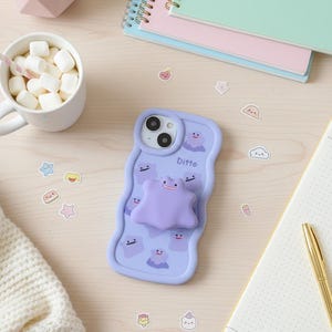 Puede incluir: Una taza de cerámica blanca con un asa negra y el texto "But First, Coffee" en negro y negrita. La taza está sobre una superficie blanca. La taza mide aproximadamente 10 cm de alto.