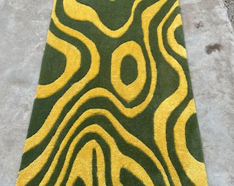 Handgetufteter Wollteppich in Grün & Gold mit Wellenmuster Topographie Mid-Century Modern Art Teppich