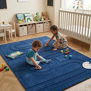K&ouml;nnte beinhalten: Ein gro&szlig;er rechteckiger Teppich in tiefem Marineblau mit einem strukturierten, erhabenen Muster aus durchgehenden Bahnen oder Wegen, die sich in Schleifen und Kurven &uuml;ber die Oberfl&auml;che ziehen und zum Spielen mit kleinen Spielzeugautos einladen.
