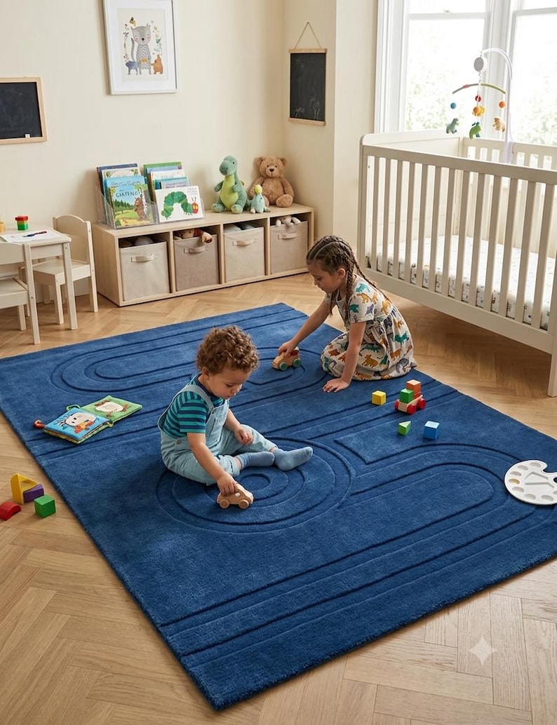 K&ouml;nnte beinhalten: Ein gro&szlig;er rechteckiger Teppich in tiefem Marineblau mit einem strukturierten, erhabenen Muster aus durchgehenden Bahnen oder Wegen, die sich in Schleifen und Kurven &uuml;ber die Oberfl&auml;che ziehen und zum Spielen mit kleinen Spielzeugautos einladen.