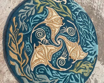 Handgetufteter Wollteppich: Oceanic Stingray Spiral Design, Küstendekor