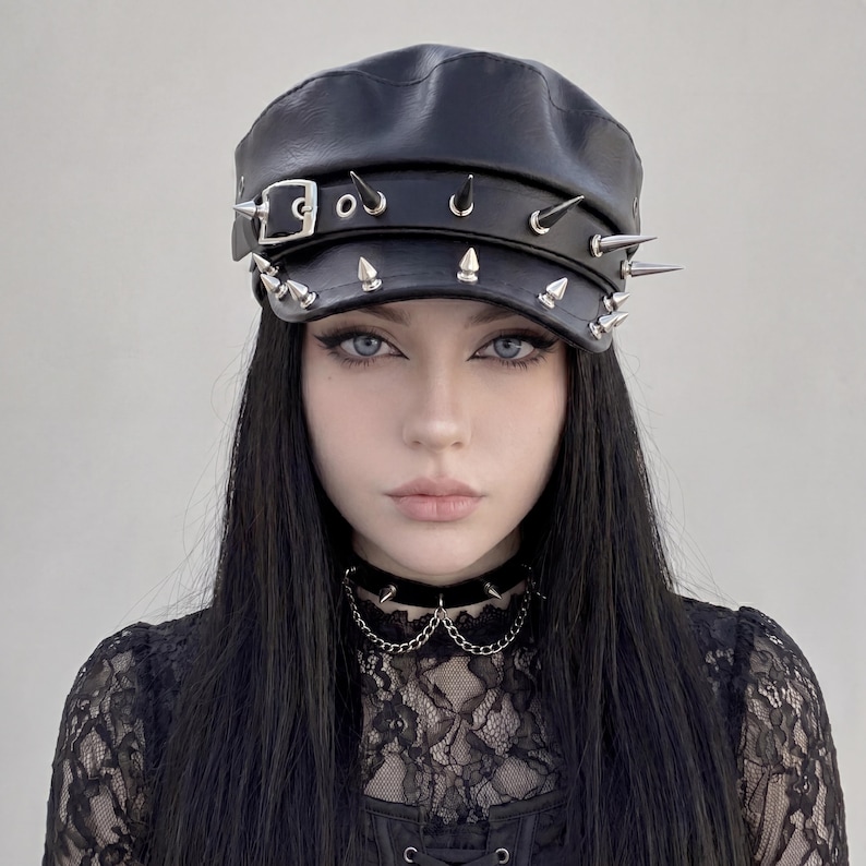 Puede incluir: Gorra de cuero negra con p&uacute;as de metal plateado y cierre de hebilla. La gorra tiene una corona redondeada y una visera corta y r&iacute;gida. Las p&uacute;as est&aacute;n espaciadas uniformemente. Un accesorio elegante.