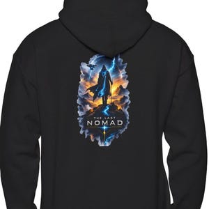 Könnte beinhalten: Schwarzer Kapuzenpullover mit einem Grafikdruck auf dem Rücken. Die Grafik zeigt eine Silhouette auf einem Berg, mit dem Text "THE LAST NOMAD" in Weiß. Die Grafik hat blaue, gelbe und orangefarbene Akzente.