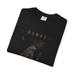 Nomaden Rabe Schamane T-shirt | Stilisierte Crow Ranger Grafik Bild 3