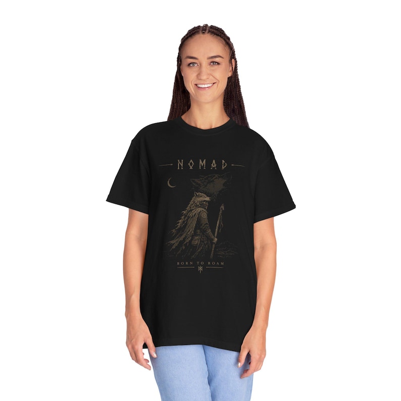 Nomaden Rabe Schamane T-shirt | Stilisierte Crow Ranger Grafik Bild 6