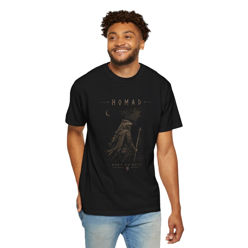 Nomaden Rabe Schamane T-shirt | Stilisierte Crow Ranger Grafik Bild 9