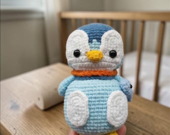 Blauer Häkel-Pinguin mit Schal, handgemachtes Amigurumi-Spielzeug