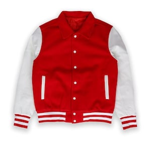 Puede incluir: Una chaqueta universitaria roja y blanca con botones en la parte delantera, mangas blancas y cuello. La chaqueta tiene rayas blancas en los puños y el dobladillo. Dos bolsillos blancos en la parte delantera.
