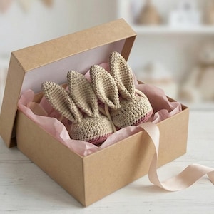 Könnte beinhalten: Ein Set aus drei Keramikbechern mit gesprenkelter, matter Oberfläche. Die Becher sind in Creme-, Hellgrau- und Dunkelgrautönen gehalten. Jeder Becher hat ein schlichtes, minimalistisches Design.