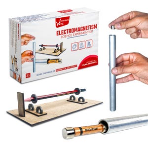 Puede incluir: Kit de experimentos científicos de electromagnetismo con una caja que muestra el contenido del kit, incluyendo imanes, un lápiz y un tubo de metal. El texto en la caja dice "Electromagnetism Science Experiment Kit" y "Learn the magic of magnets & electricity."