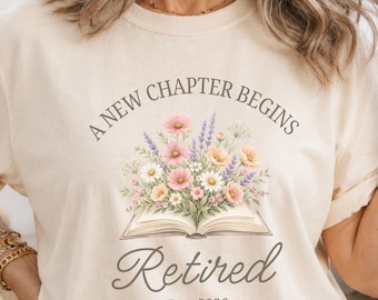 Camiseta de aposentadoria feminina, "Um novo capítulo começa: Aposentada em 2026" com estampa floral e livro. Presente ideal para mulheres que desejam se aposentar.