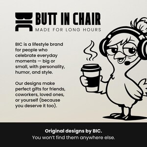 Puede incluir: Ilustraci&oacute;n de dibujos animados en blanco y negro de un p&aacute;jaro con auriculares y una taza de caf&eacute;. El texto dice "BUTT IN CHAIR MADE FOR LONG HOURS" y "Original designs by BIC. You won't find them anywhere else."