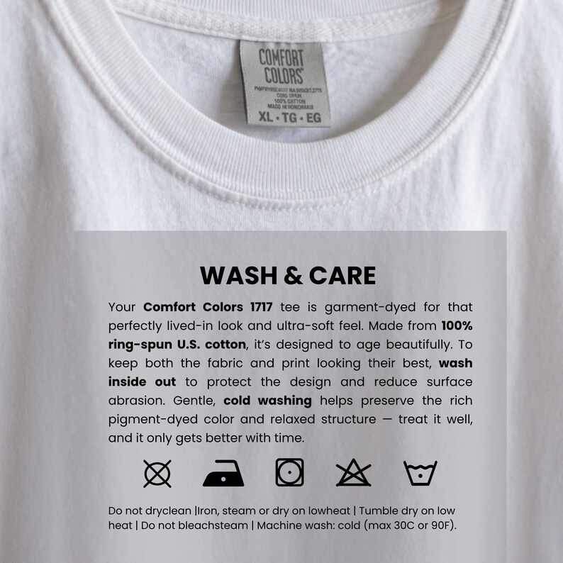 Puede incluir: Una camiseta blanca Comfort Colors con una etiqueta en el cuello. La etiqueta dice "COMFORT COLORS XL TG EG". Se ve una hoja de instrucciones de cuidado, con texto sobre el lavado y las instrucciones de cuidado de la prenda.