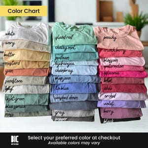 Puede incluir: Montones de camisetas dobladas en varios colores, incluyendo blanco, azul y rosa. La imagen muestra una carta de colores con nombres como "peachy", "blue jean" y "moss". El texto en la parte inferior dice "Selecciona tu color preferido al finalizar la compra."