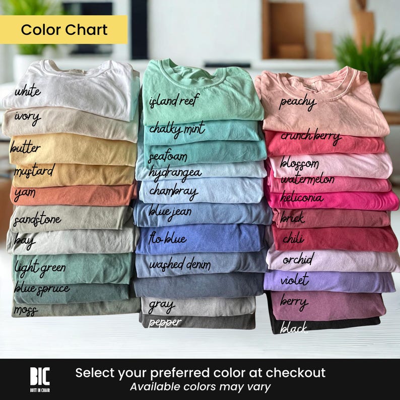 Puede incluir: Montones de camisetas dobladas en varios colores, incluyendo blanco, azul y rosa. La imagen muestra una carta de colores con nombres como "peachy", "blue jean" y "moss". El texto en la parte inferior dice "Selecciona tu color preferido al finalizar la compra."