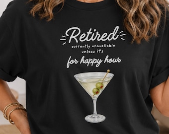 Camisetas divertidas para mulheres aposentadas | Camiseta para happy hour de aposentada | Camiseta com estampa de martini | Presente de aposentadoria para mulheres | Camiseta para amantes de coquetéis