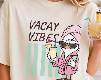 Camiseta "Vibes de Férias", uma camiseta fofa para mulheres que querem aproveitar as férias.