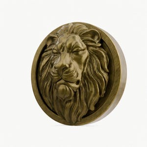 Peut inclure: Sculpture en bronze représentant une tête de lion dans un cadre circulaire. Le visage du lion est détaillé avec les yeux fermés et une crinière fluide. La sculpture a un aspect vieilli, suggérant un style antique ou vintage. Le design est royal et décoratif.