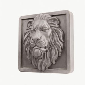 Op de afbeelding: Zilverkleurige, rechthoekige wandplaat met een gedetailleerd reliëf van een leeuwenkop. De leeuw heeft een vloeiende manen en gesloten ogen, geplaatst in een omlijsting. De plaat heeft een licht verweerde uitstraling.