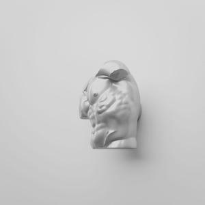 Op de afbeelding: Een lichtgrijs beeldhouwwerk van een menselijke romp met gedefinieerde buik- en borstspieren. Het figuur is afgebeeld vanaf de borst tot aan de taille, met een gladde, matte afwerking, anatomische details en een effen, monochroom oppervlak.