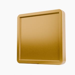Op de afbeelding: Een vierkant, goudkleurig metalen bord met afgeronde hoeken. Het bord heeft een verhoogde rand en een glad, reflecterend oppervlak. Het ontwerp is eenvoudig en modern, geschikt voor diverse toepassingen.