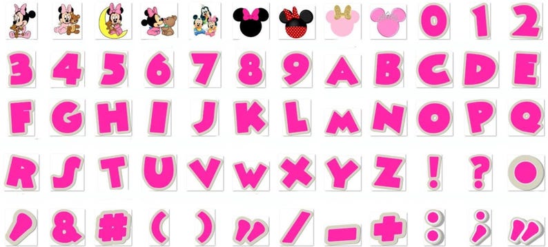 Puede incluir: Un conjunto de letras, n&uacute;meros y signos de puntuaci&oacute;n rosas con contorno blanco. Las letras son en negrita y redondeadas. Tambi&eacute;n se incluyen im&aacute;genes de Minnie y Mickey Mouse.